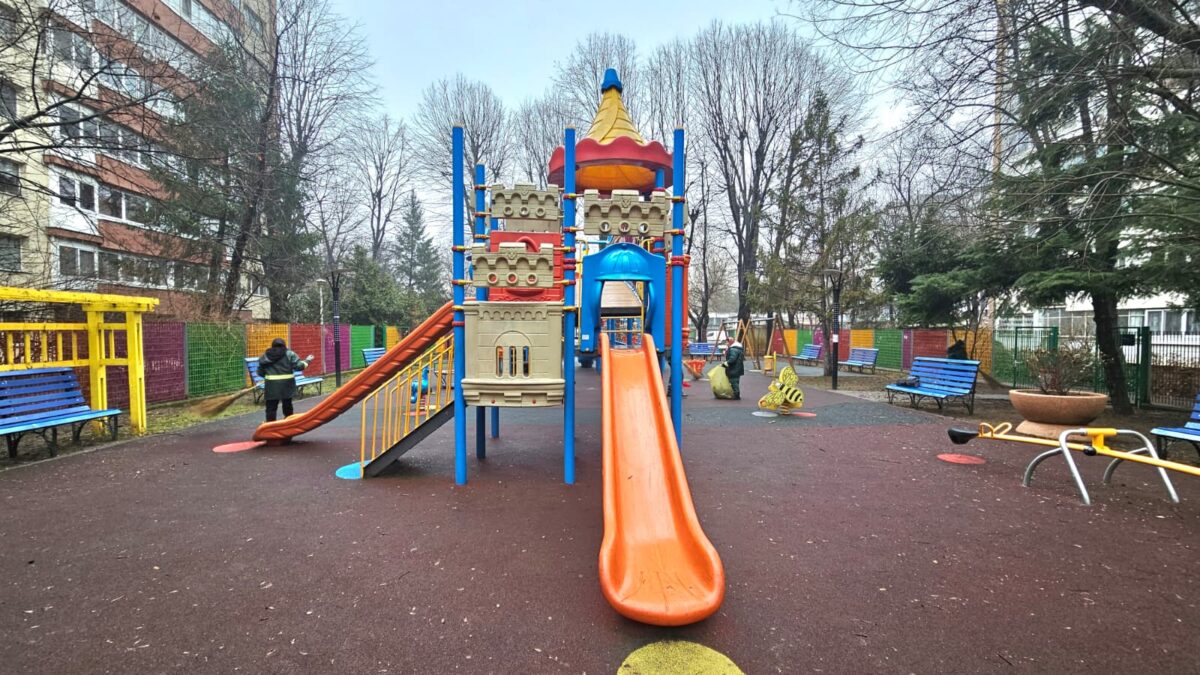 Locurile de joacă din Sectorul 4, curățate și igienizate de angajații societății Totul Verde