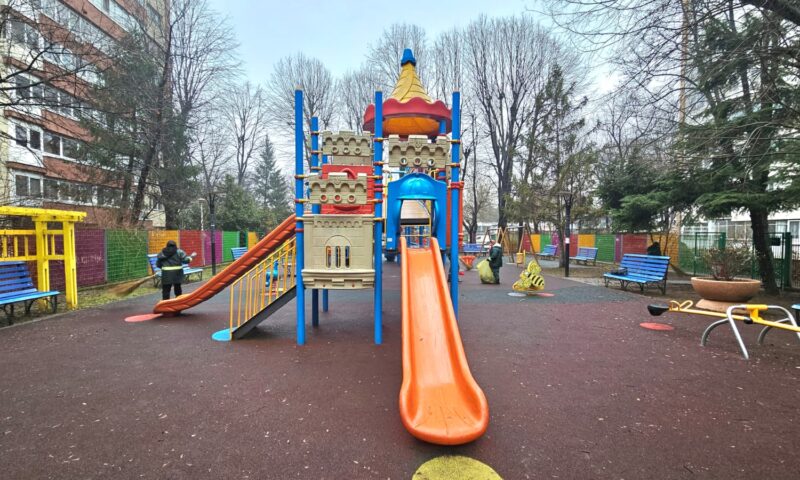 Locurile de joacă din Sectorul 4, curățate și igienizate de angajații societății Totul Verde