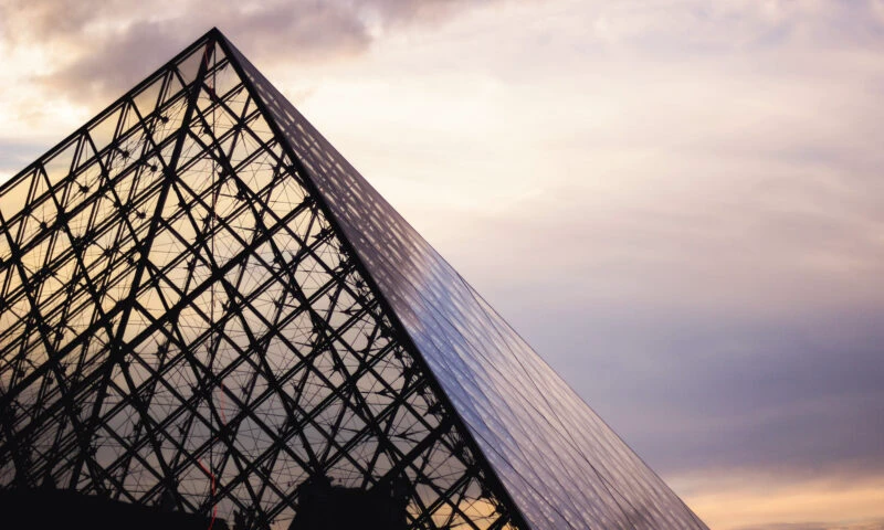 Jaful de la Luvru, capturat de camerele de supraveghere. Imaginile au fost publicate