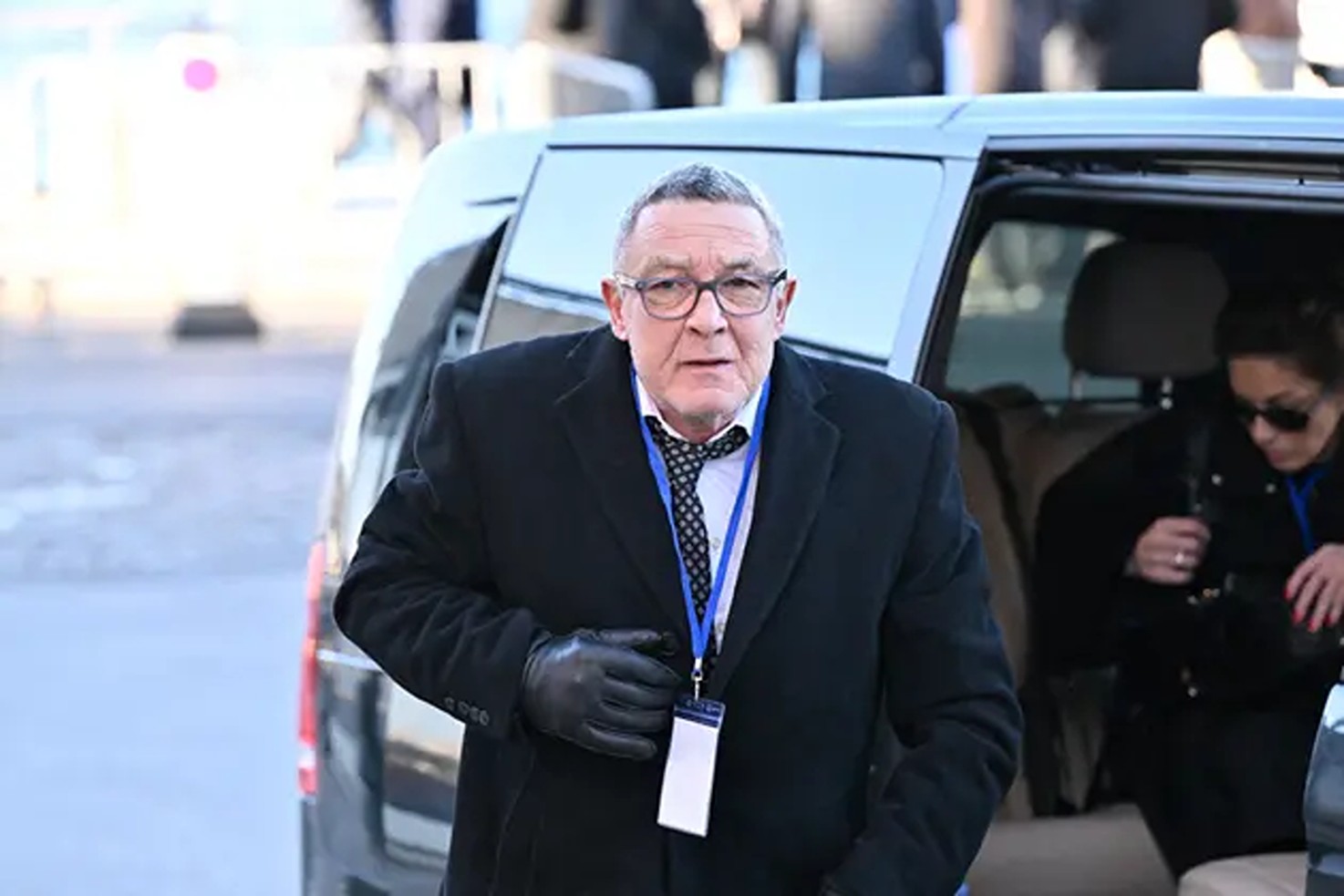 Nicolas-Jacques Charrier la înmormântarea mamei sale, Brigitte Bardot