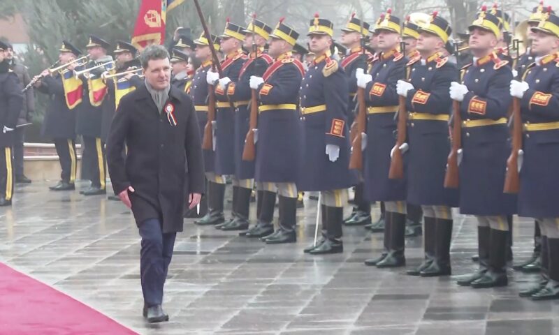 Nicușor Dan a încălcat regulile de Ziua Micii Uniri la Focșani. A mers pe lângă covorul roșu