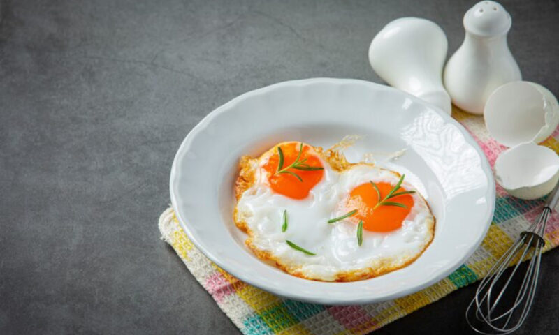 Ouăle prăjite, mai mult decât un mic dejun banal. Cum le pregătesc marii bucătari