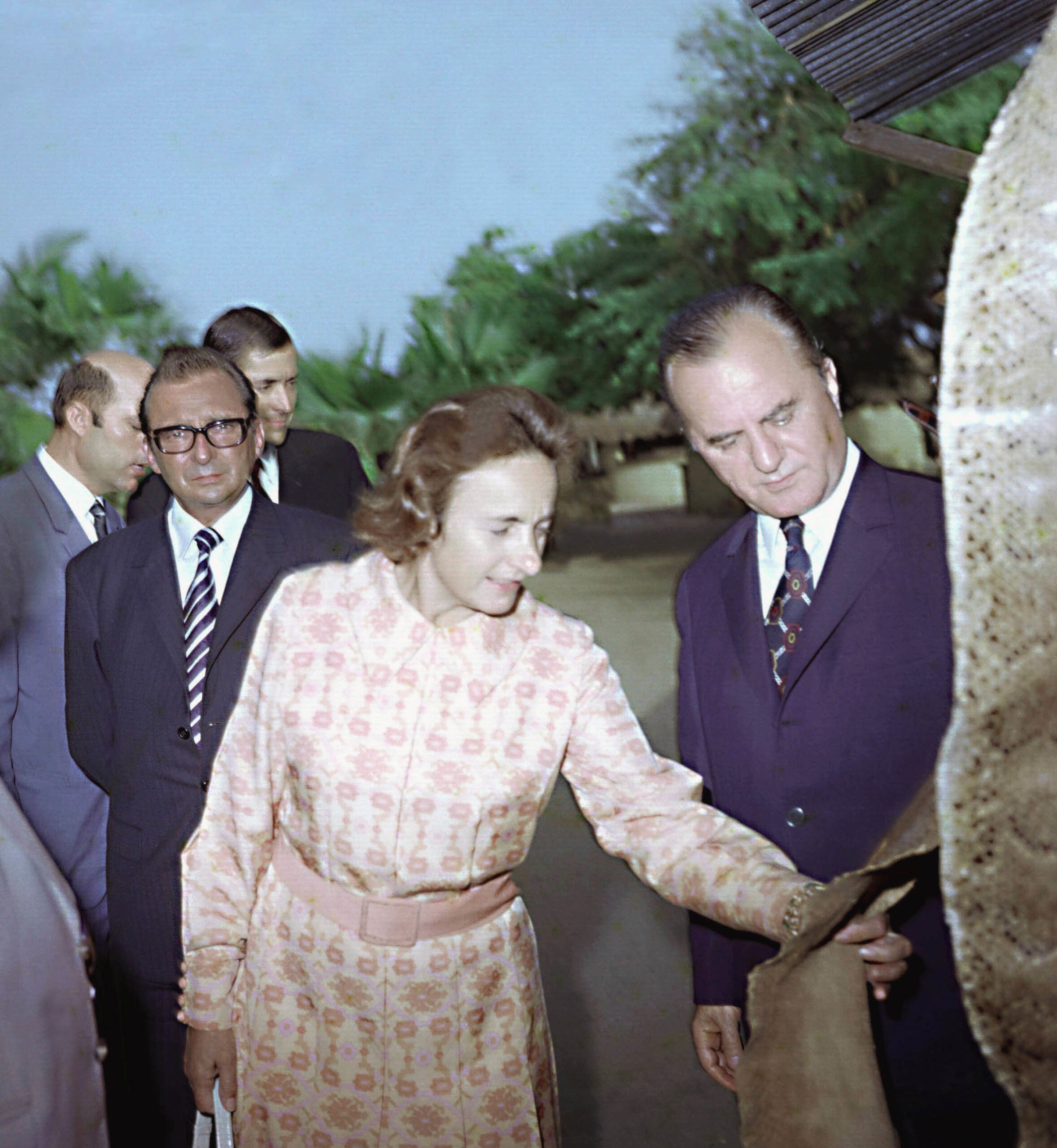 Elena Ceausescu insotita de George Macovescu, ministrul de externe si Ion Mihai Pacepa, in Maroc