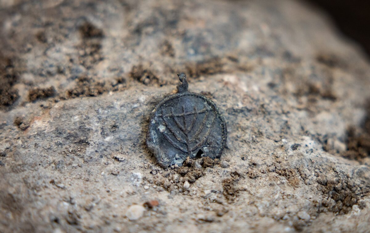 Pandantiv ebraic vechi de 1300 de ani, descoperit de arheologi la Ierusalim