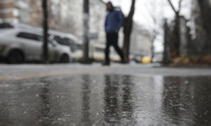 Prognoza meteo, 23 ianuarie. Început de weekend cu ploi, ninsori și depuneri de polei