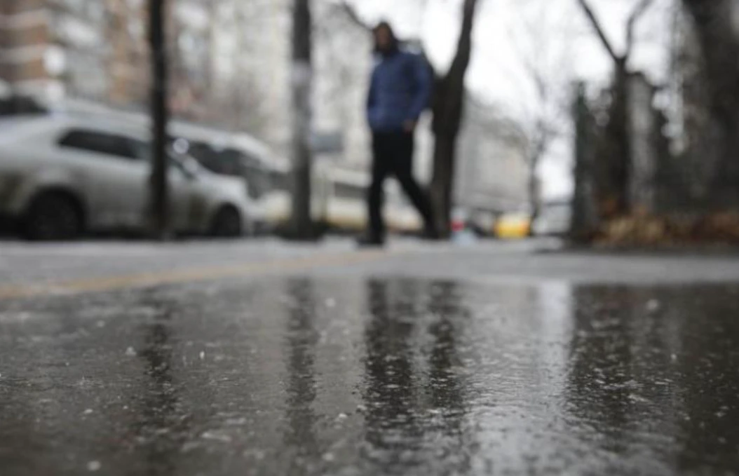 Prognoza meteo, 23 ianuarie. Început de weekend cu ploi, ninsori și depuneri de polei