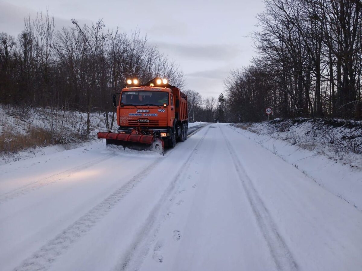 Trafic paralizat de ninsori și polei. Poliția, intervenții în lanț în Chișinău și pe drumurile naționale