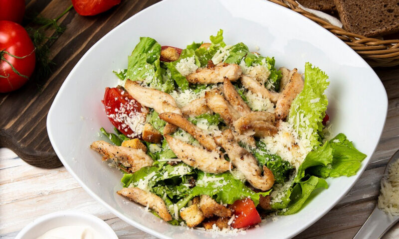 Două salate pe care le poți savura după mesele încărcate din perioada sărbătorilor. Sunt ieftine și ușor de pregătit