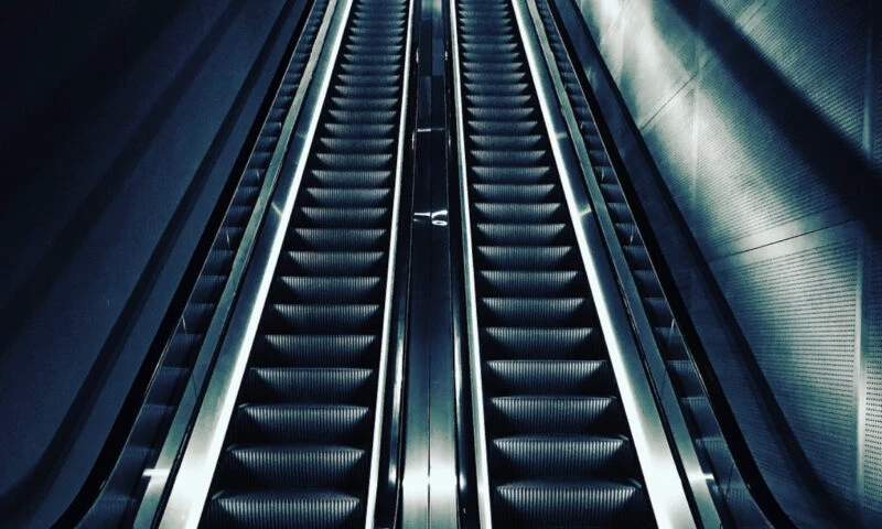 Problema uriașă a celei mai lungi scări rulante din lume. O urcare durează aproape 30 de minute