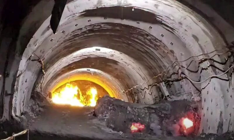 Imagini de pe șantierul autostrăzii Sibiu–Pitești. Pregătiri pentru dinamitarea tunelului Robești