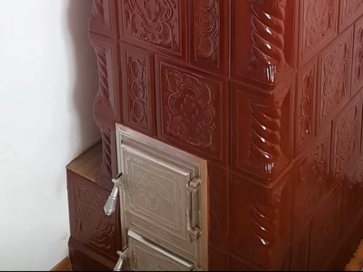 Exclusiv. Stau la bloc, dar trăiesc ca la țară. Orașele în care proprietarii își încălzesc apartamentele cu lemne