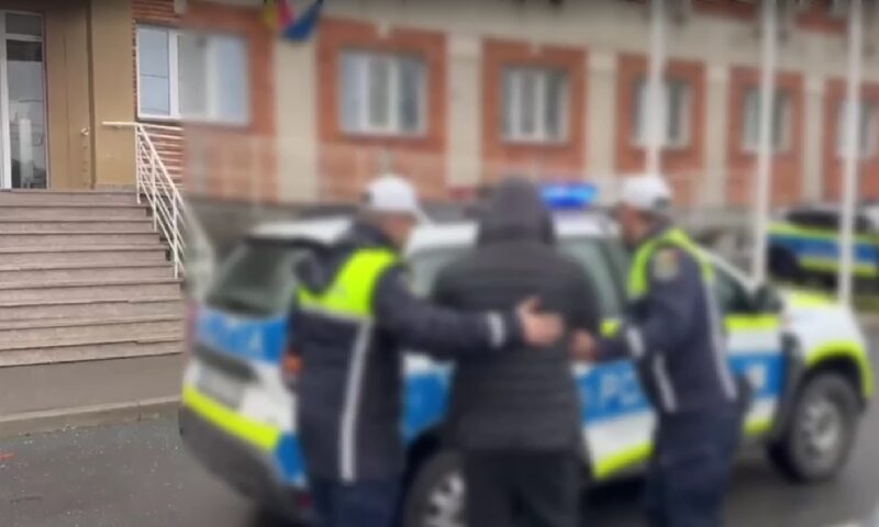 Șofer beat și cu permisul suspendat, urmărit în trafic după ce nu a oprit la semnalul polițiștilor