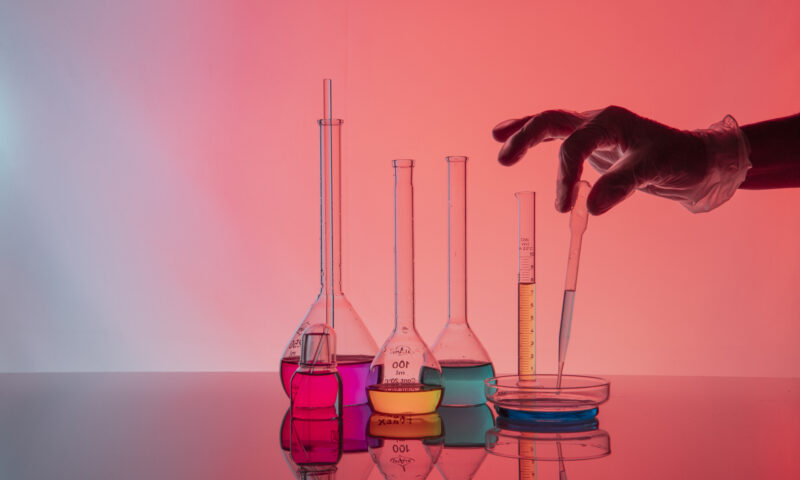 Substanțele chimice periculoase din cosmetice și îmbrăcăminte, interzise definitiv în Franța