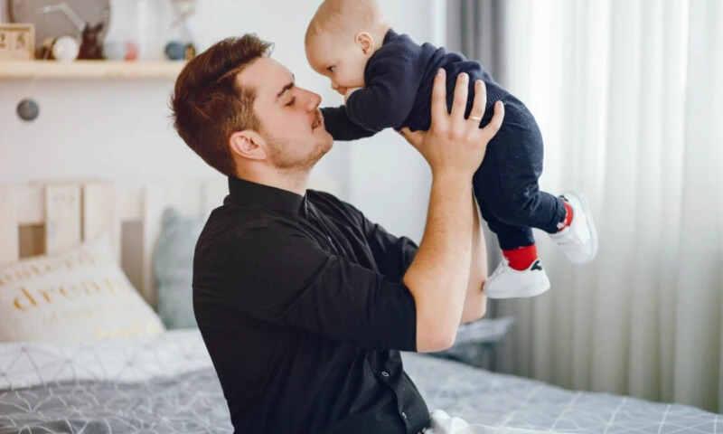 Cum se acordă concediul paternal în 2026. Ghid complet pentru tații salariați