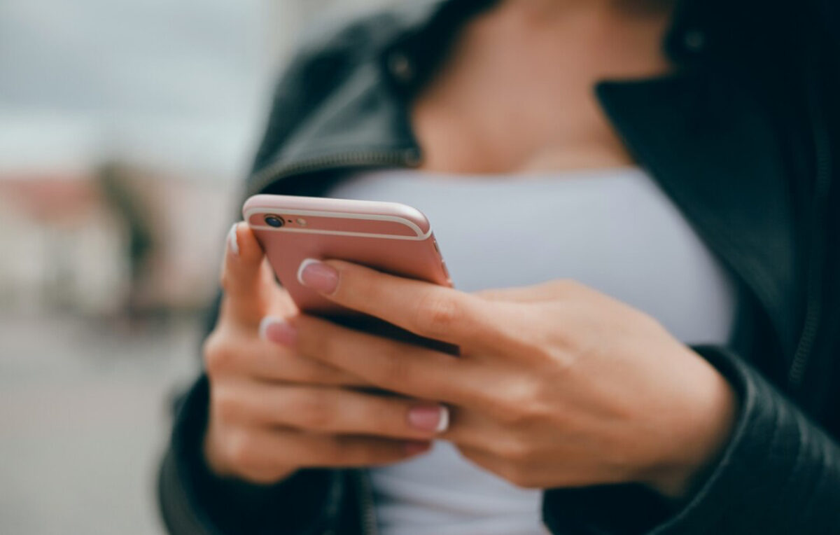 O nouă escrocherie prin SMS. Se pot fura datele bancare