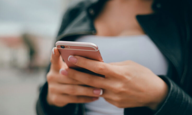 Românii vorbesc tot mai puțin la telefon. Internetul, principala atracție zilnică