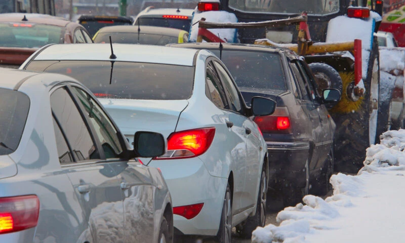 Șoferii, puși la încercare în județul Vaslui. Carosabil acoperit de gheață după o avarie