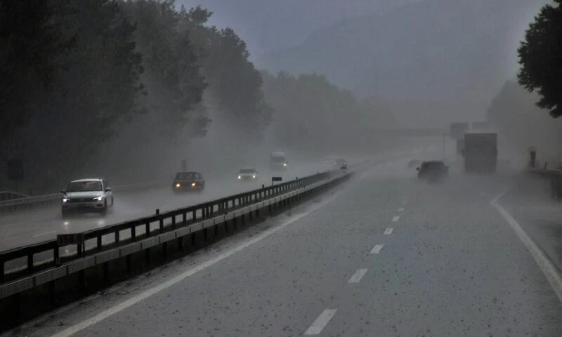 Cod galben de ceață în mai multe județe. Vizibilitatea este redusă, risc ridicat de ghețuș