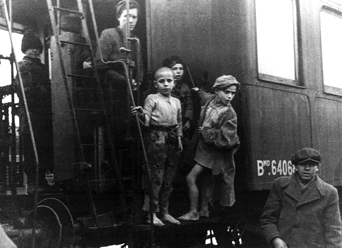 După un război mondial care secătuise resursele țării și sub presiunea unor datorii de război imense către Uniunea Sovietică, România s-a confruntat cu un inamic neprevăzut