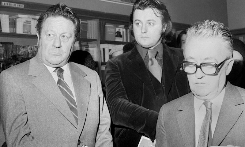 5 ianuarie 1990. Începe vânătoarea "ceaușiștilor": Corneliu Vadim Tudor, dat afară. Soarta celor 450.000 de apartamente din București