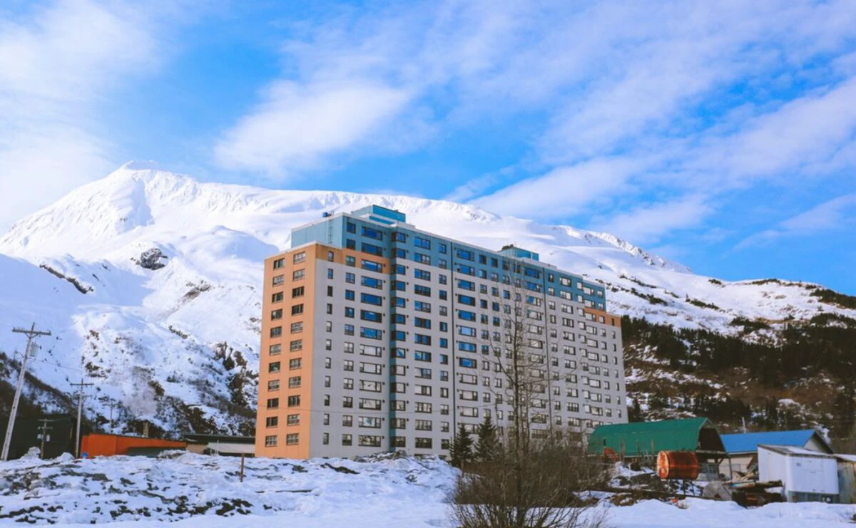 Orașul cu un singur bloc. Viața unei comunități care trăiește sub același acoperiș