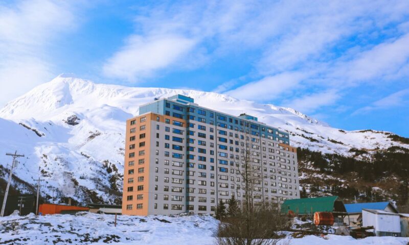 Orașul cu un singur bloc. Viața unei comunități care trăiește sub același acoperiș