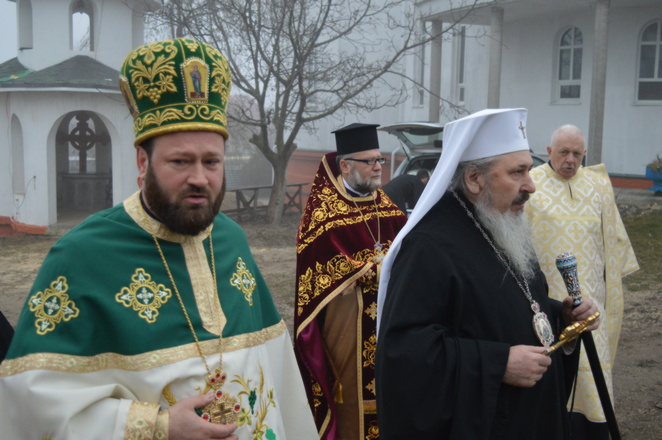 Un preot a făcut infarct în timp ce oficia liturghia în aer liber. Era decăzut din drepturi