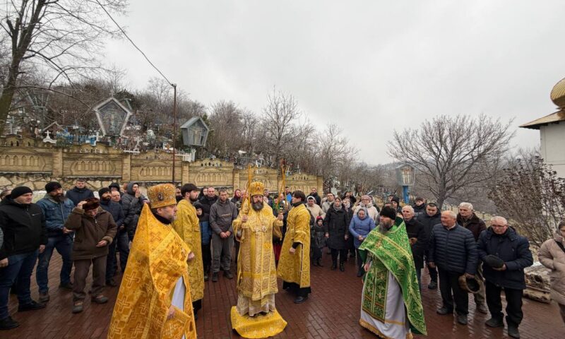Detalii uitate din cariera episcopului pro-rus, care a pupat bocancii unui poliţist: exorcizare în masă şi acuzaţii de crimă. Video