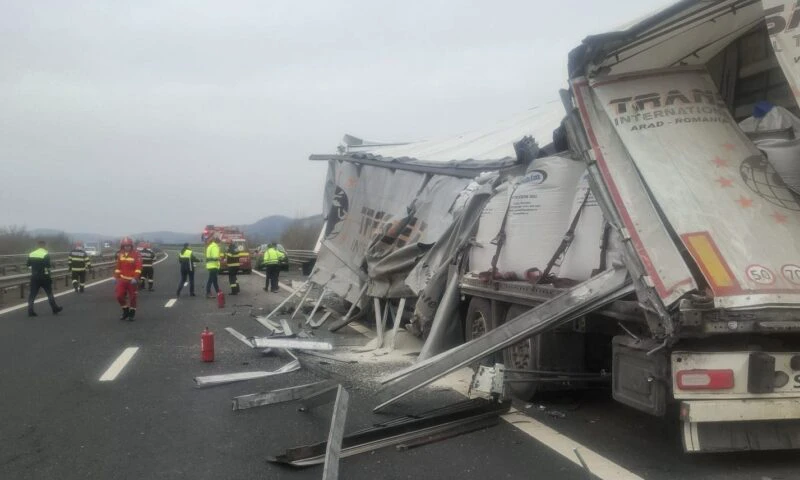 Sulfat de amoniu, împrăștiat pe autostrada A1, după ce două camioane s-au ciocnit 