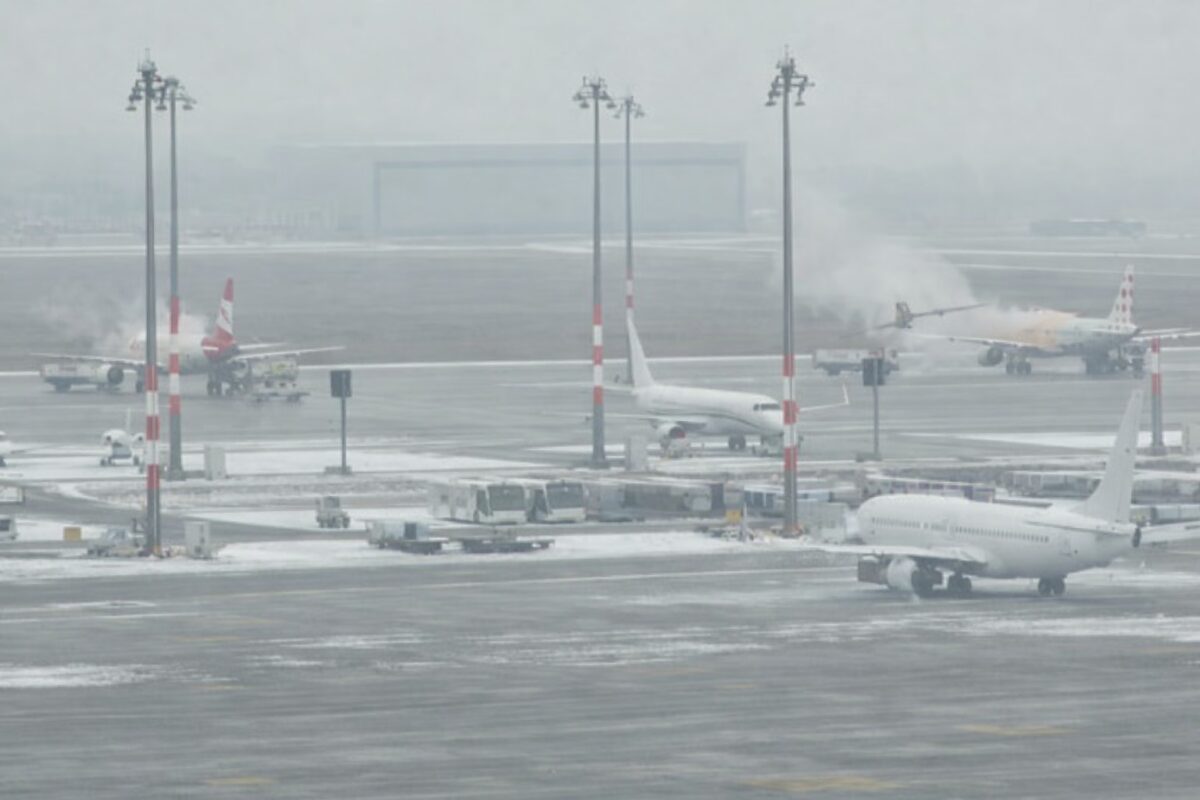 Ninsorile dau peste cap programul Aeroportului Chișinău. Curse anulate spre București și Istanbul