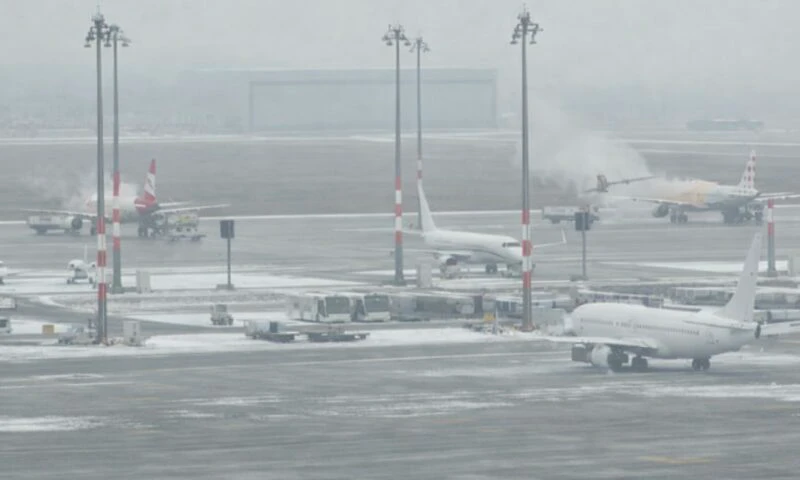 Zborurile de pe aeroportul din Berlin, suspendate din cauza condițiilor meteo. Mai mulți români, blocați