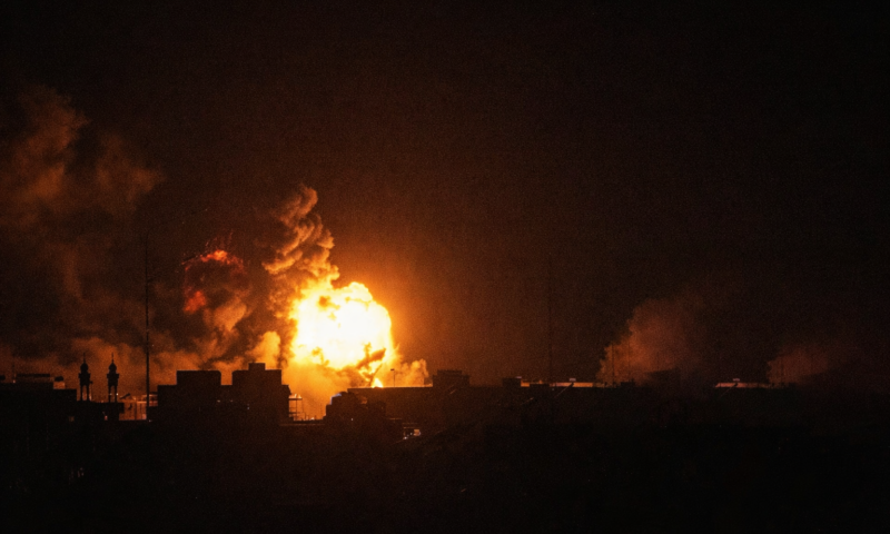 Explozii puternice în Jalalabad. Un pilot, capturat după ce avionul a fost prăbușit