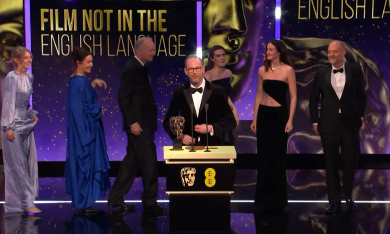 BBC, un nou scandal. A permis o insultă rasistă la Premiile BAFTA, după ce a difuzat deep fake despre Trump