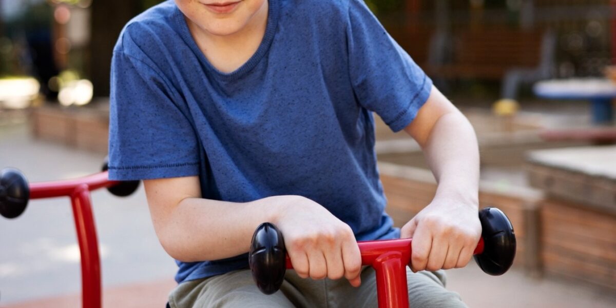 Cum a reușit un băiat cu paralizie cerebrală să alerge pentru a strânge fonduri pentru școala sa