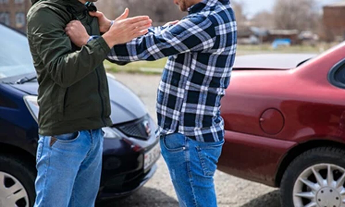 Tată și fiu, prinși după o bătaie în trafic. Al treilea agresor e încă liber