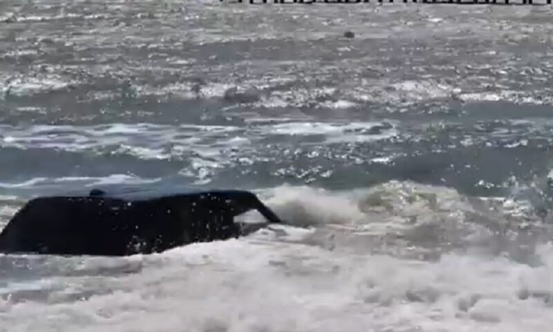 Spectaculoasa plajă unde șoferii sunt surprinși de maree și vehiculele sunt scoase din apă în ultimul moment