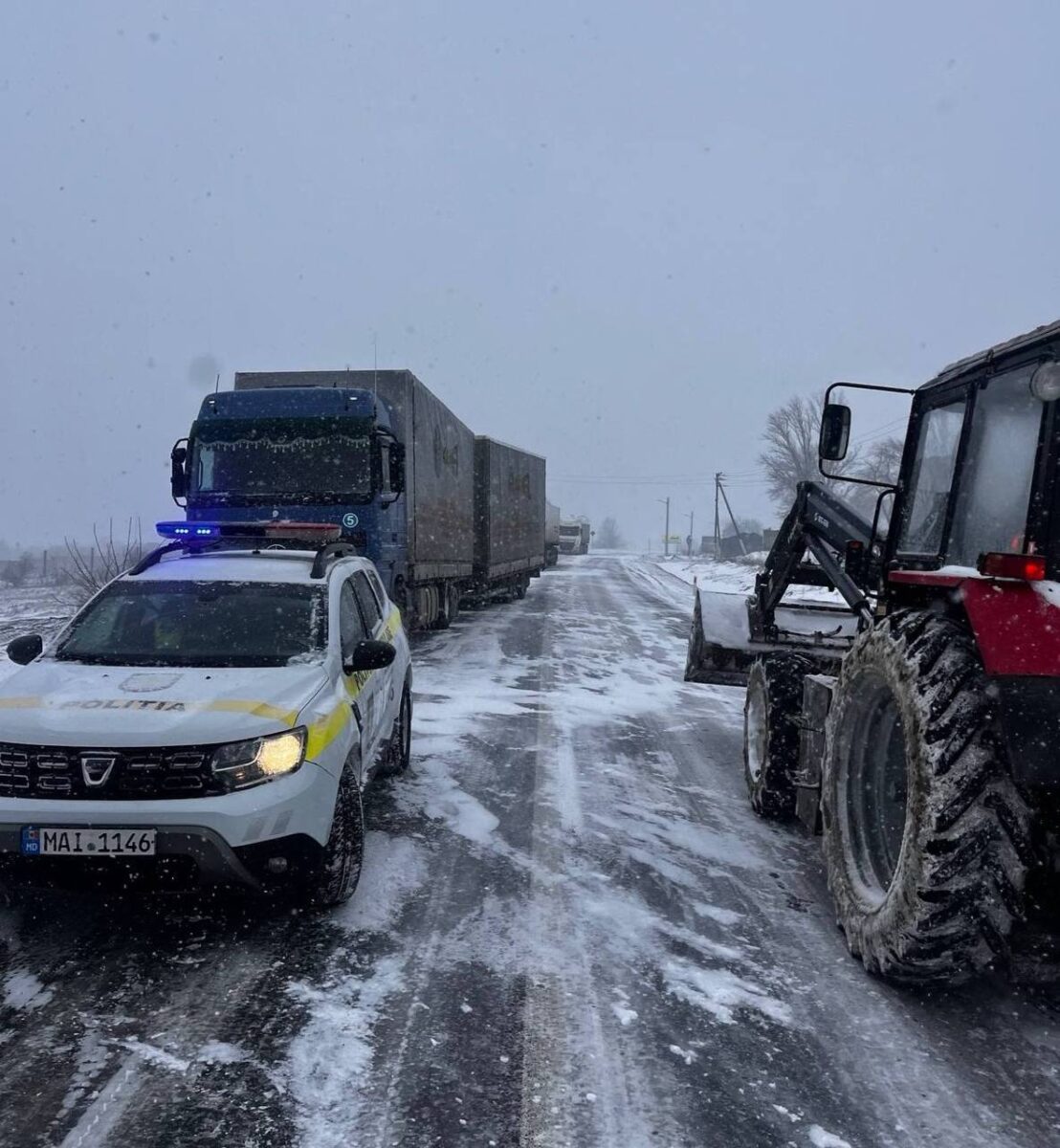 Camioanele și autocarele, oprite la frontiera Republicii Moldova din cauza vremii. Restricții pe mai multe puncte de trecere cu Ucraina și România