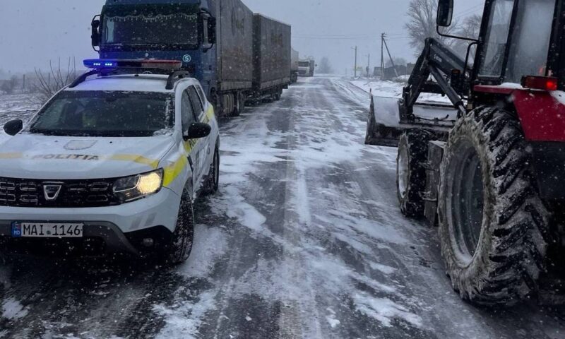 Camioanele și autocarele, oprite la frontiera Republicii Moldova din cauza vremii. Restricții pe mai multe puncte de trecere cu Ucraina și România