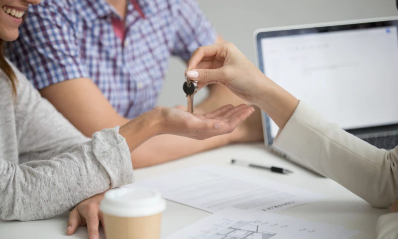 Bani de la guvern să te muți la sat. 13.000 de euro ca să locuiești la doar un pas de România