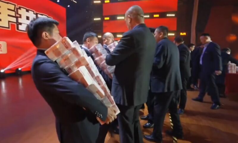 7.000 de angajați primesc bonusuri uriașe după ce firma își împarte majoritatea profitului: Luați cât puteți căra