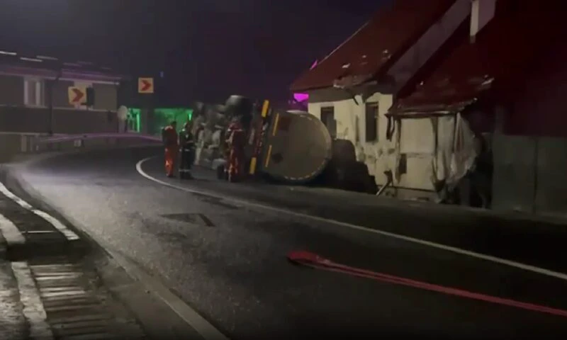 Cisternă cu gaz răsturnată pe DN1. 20 de persoane au fost evacuate