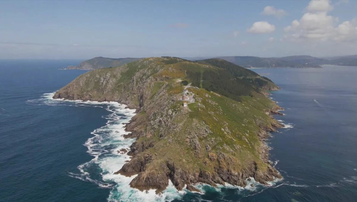 Un sat din Spania, vândut la prețul unui apartament din București. Se află pe malul Oceanului Atlantic