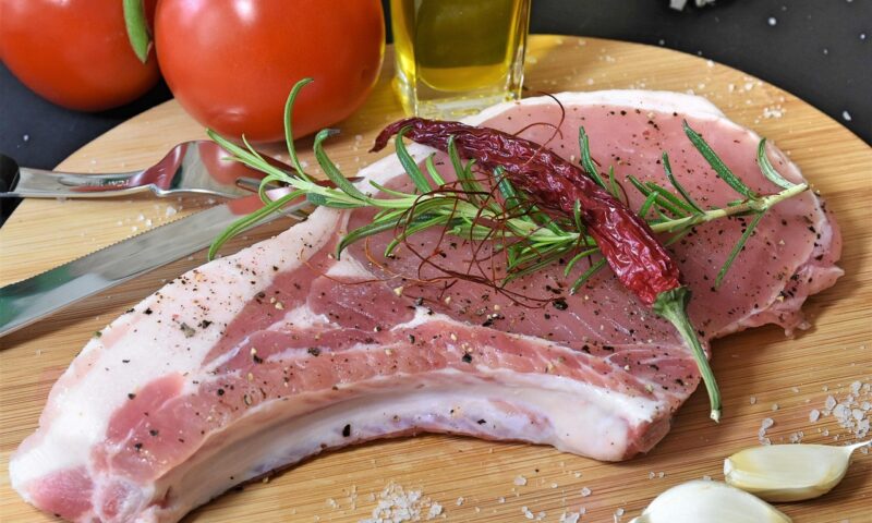 Cotlete de porc cu unt de citrice. Rețeta lui Max Coen