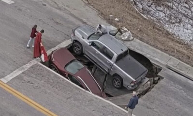 Două mașini, înghițite de un crater uriaș, în timp ce stăteau la semafor