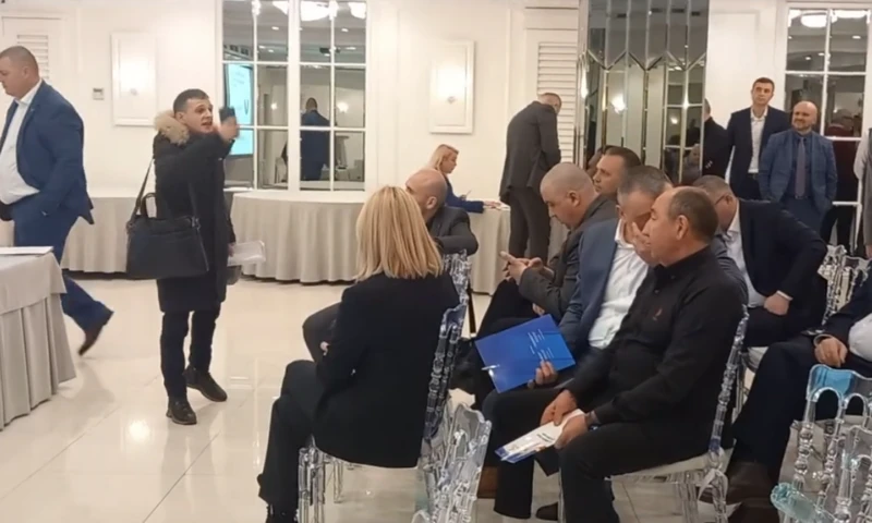 Emoţii şi scântei la congresul Uniunii administratorilor din insolvenţă. Breasla vrea să facă ordine în sistem până la intervenţia autorităţilor. Video