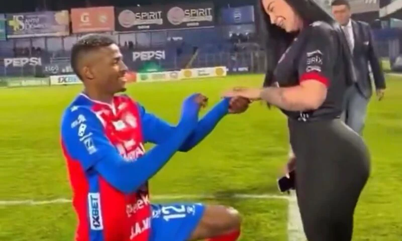 Povestea de iubire a unui fotbalist a devenit celebră. La trei zile de la cererea în căsătorie, relația s-a încheiat