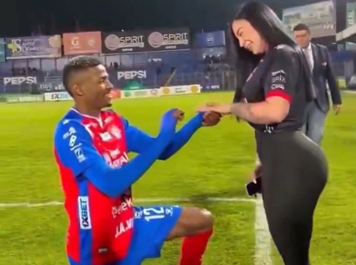 Povestea de iubire a unui fotbalist a devenit celebră. La trei zile de la cererea în căsătorie, relația s-a încheiat