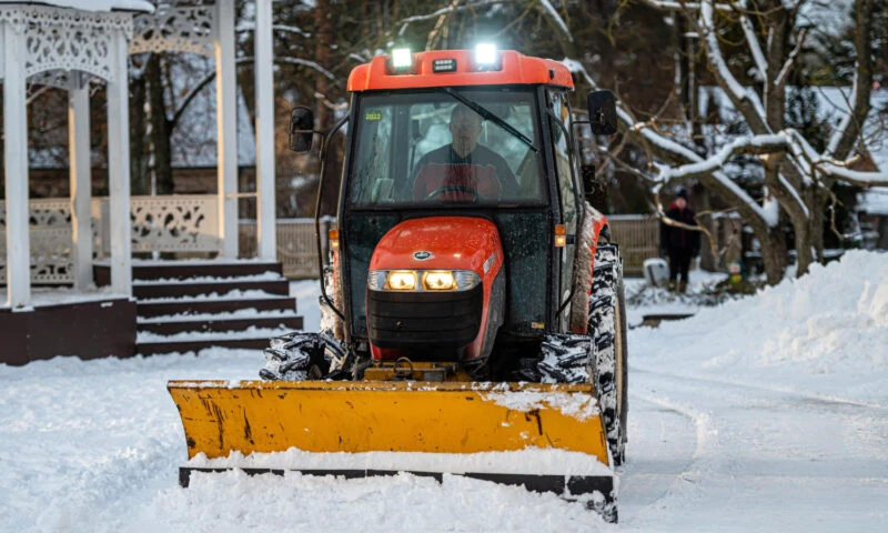 Firmele de salubrizare, obligate de Primăria Capitalei să deszăpezească trotuarele, trecerile de pietoni și stațiile STB