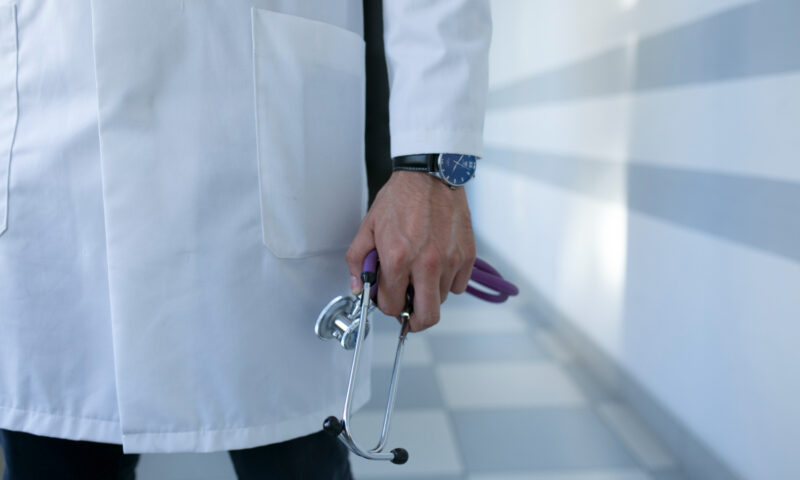 Un medic cardiolog din Iași, trimis în judecată pentru că ar fi luat mită între 100 și 200 de lei