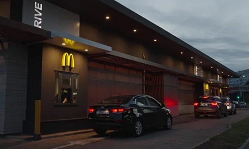 Scandal la Drive-Thru. Doi frați, reținuți după bătaie și mașini avariate
